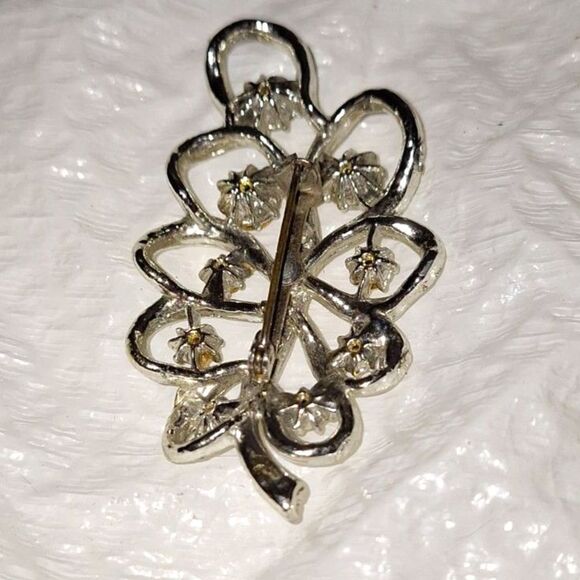 A Vintage Women's Brooch Pin Silver Tone Rhinestone Swirled Leaf Style Elegant - Picture 3 of 7